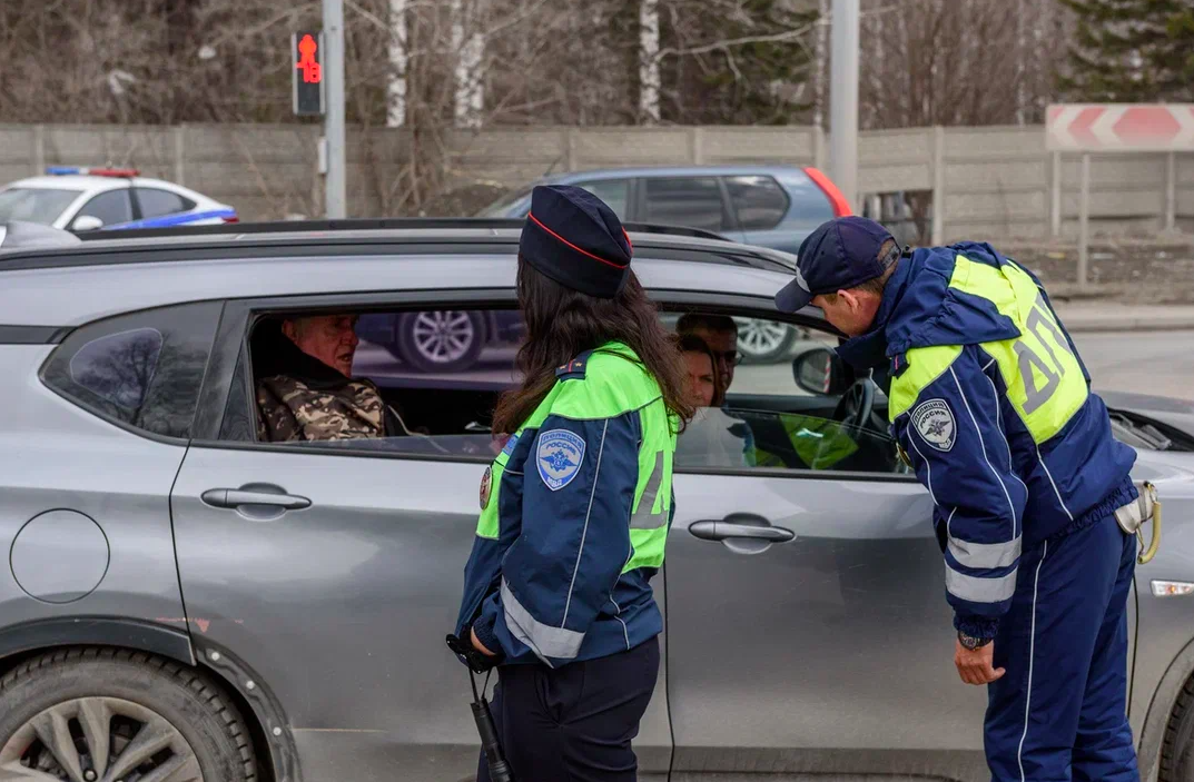 Фото Погибшие бойцы СВО, памятник Пригожину и слёзы родных. Как новосибирцы почтили умерших на Радоницу – репортаж с Гусинобродского кладбища 3